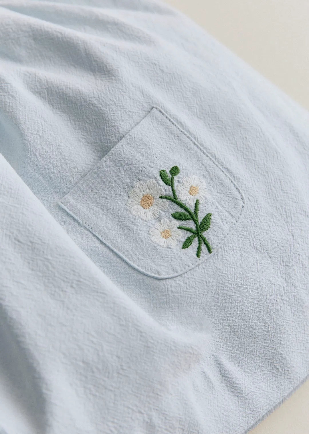 Broderie Contrastée Marguerite Fond Bleu Ciel