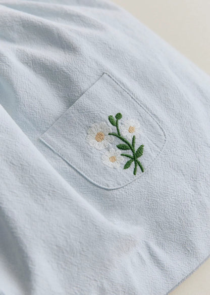 Broderie Contrastée Marguerite Fond Bleu Ciel
