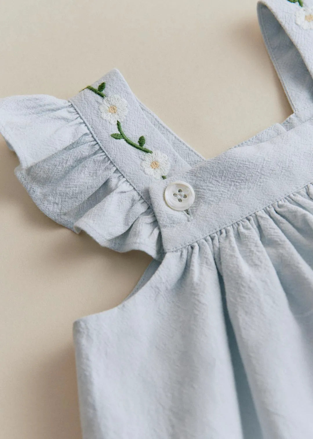 Broderie Contrastée Marguerite Fond Bleu Ciel