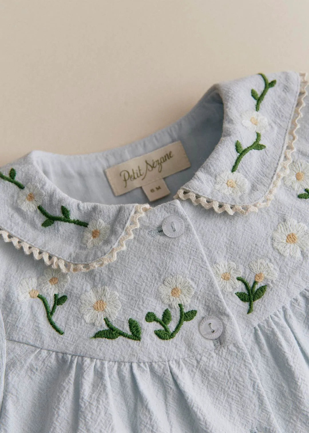 Broderie Contrastée Marguerite Fond Bleu Ciel