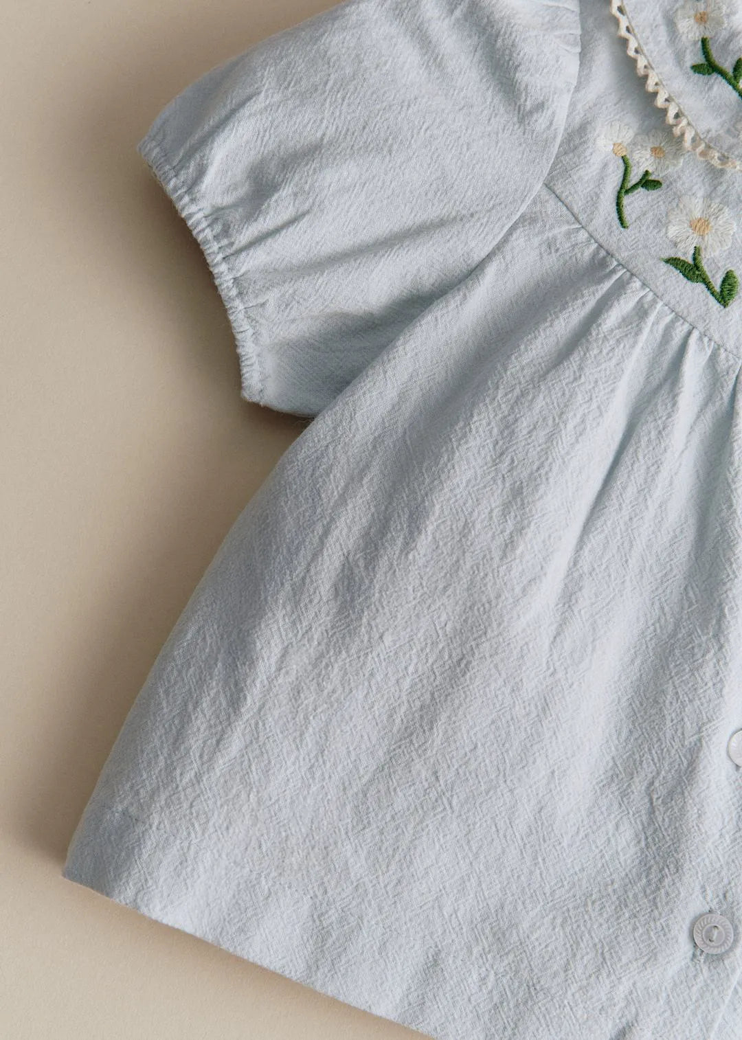 Broderie Contrastée Marguerite Fond Bleu Ciel