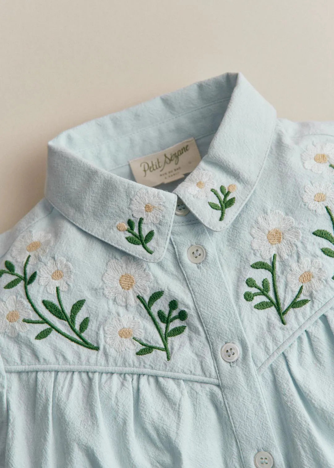 Broderie Contrastée Marguerite Fond Bleu Ciel